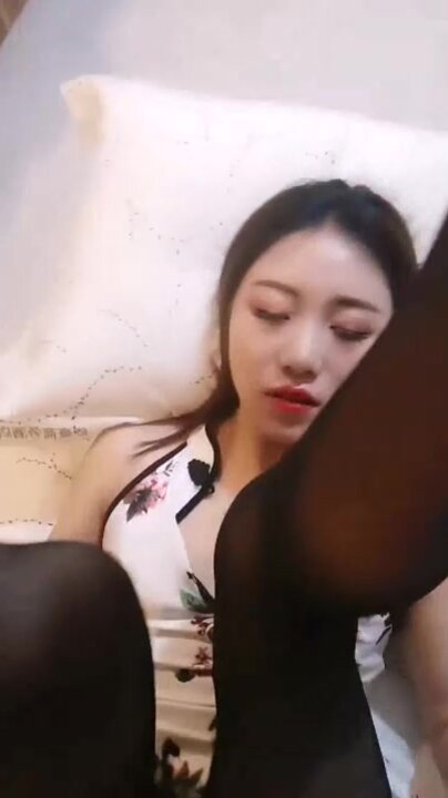 女神极品丝袜母狗『小语』大尺度性爱私拍流出 激情啪啪 户外露出 丝袜高跟 虐恋篇01