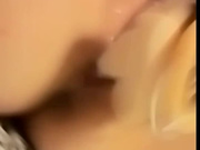 长相酷似充气娃娃的娇嫩美女,不仅漂亮,BB还很小,拿着大鸡巴不断的狂插,说：爽的腿都发软了,下面流了好多水,我