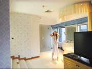 超市清纯漂亮的美女收银员下班后和男友宾馆缠绵啪啪,看样子有点害羞强忍着高潮快感捂着嘴!