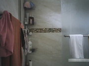 精品推薦 低價出租房攝像頭拍攝漂亮打工妹子沐浴更衣 苗條身材逼毛毛濃密性感 性欲貌似很強啊～720P高清