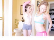 娇小尤物姐妹花在洗澡的时候被哥哥闯进3P