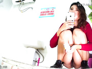 出租屋公共衛生間拍攝到的寂寞人妻少婦與老公如廁噓噓 兩人一直在聊天也不嫌有味 屌爆了 720P原版高清