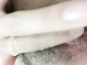 我坐在哥哥的小鸡鸡上被操到流出白带自慰