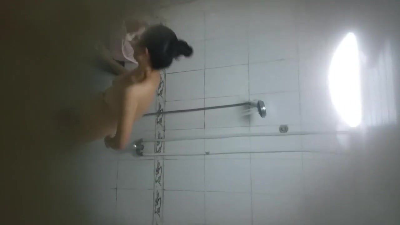 城中村出租屋窗臺上手機拍攝到的幾個白領小姐姐衛生間裏沐浴更衣 雪白肌膚堅挺美乳看得讓人欲火焚身 720P高清原版