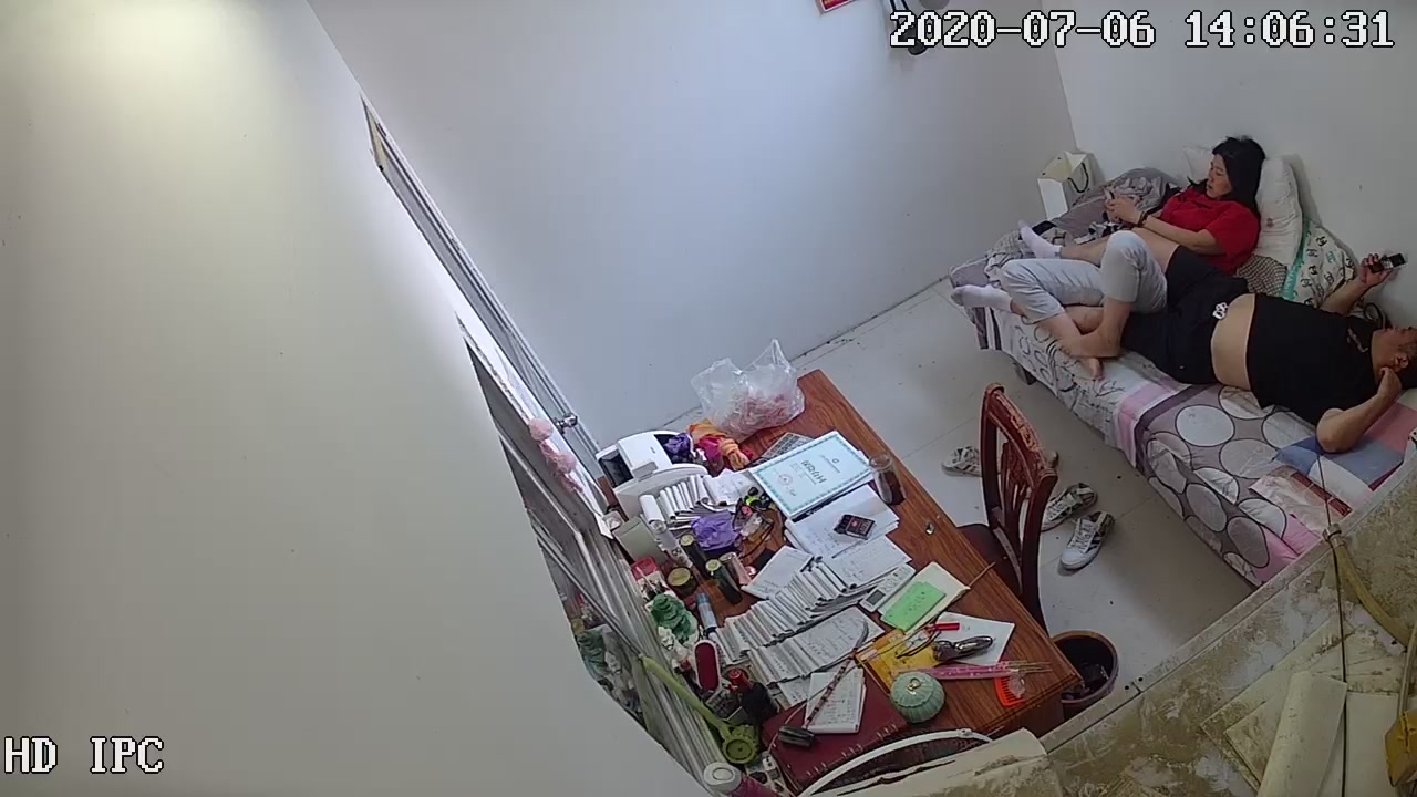 2020年最新流出-某學校值班室監控攝像頭破解拍攝到的豐滿女老師與校領導偷情私會啪啪 擼硬雞巴趴桌子上翹臀後入無套內射 貌似很開心啊 720P高清