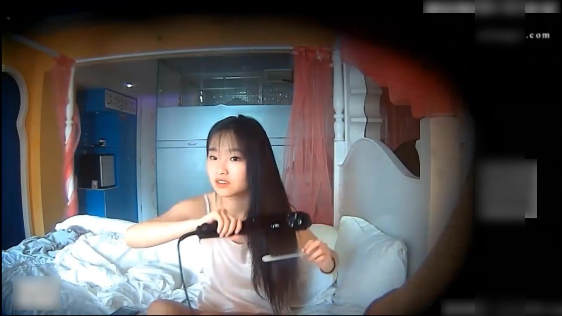 高颜值清纯可爱美少女干净白嫩有点明星气质被眼镜男友搂起双腿卷曲身子猛干下下到底年轻人真是激情1080P完整版