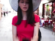 超美时尚人妖和美女闺蜜公园长凳上犹激情肉体摩擦