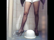 厕所偷拍黑丝高跟极品美女