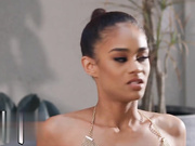 Twistys-Karlee Grey将绯闻带到后台，向她展示自己有多好