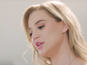 黑色性感金发女郎布莱克和安东一起度假