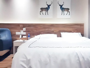 约嫖肉肉身材妹子摸逼调情掰穴舔逼上位抽插