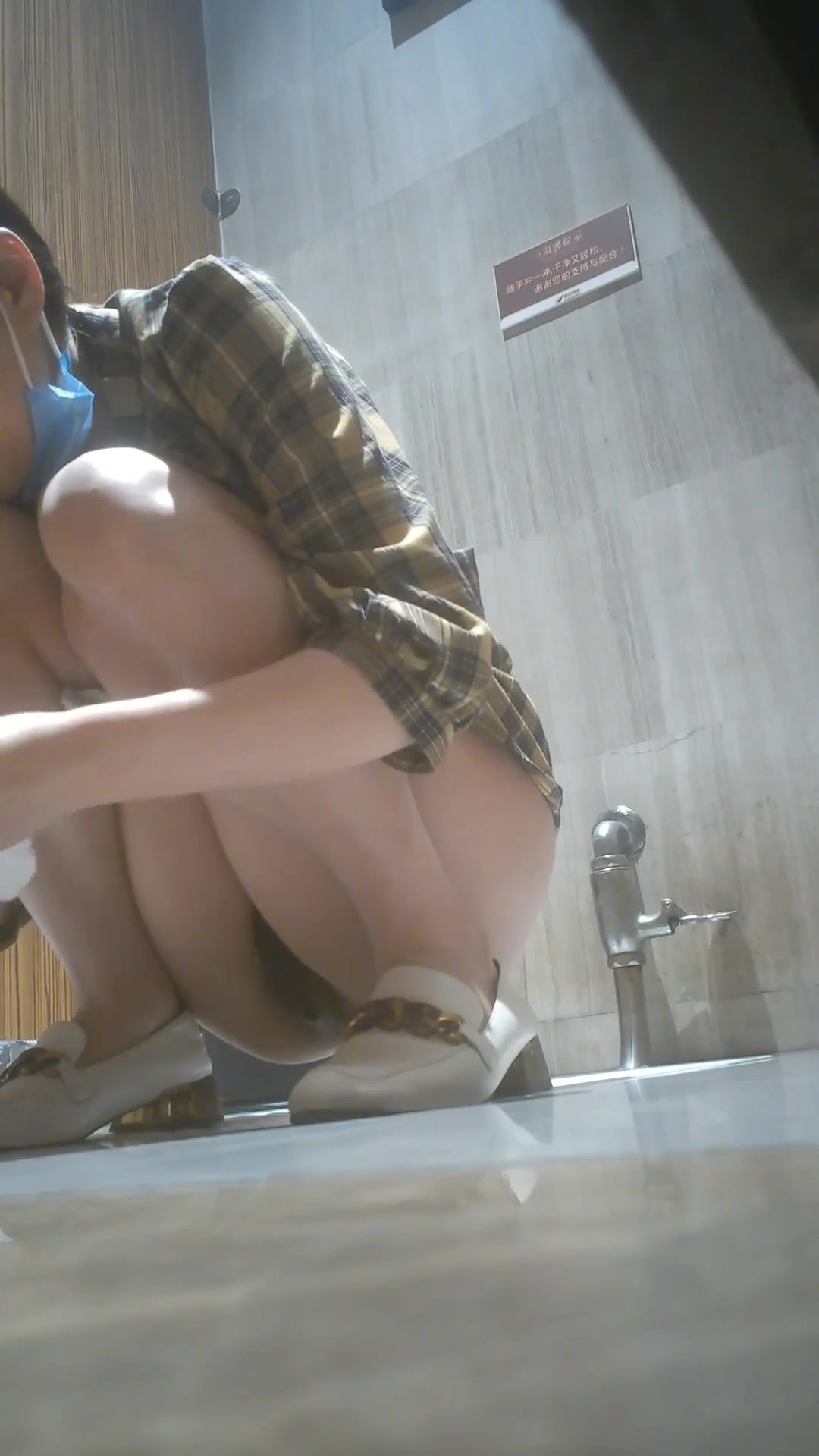 廁拍大神潛入國內某比薩店公共女廁連續偷拍店員和女顧客如廁噓噓 雪白大屁股看得讓人欲火焚身 1080P高清原版