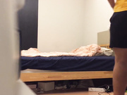 獨家推薦 玩健身的強壯華裔眼鏡小哥又泡了兩個少婦帶回寓所啪啪打炮 估計這身材能征服不少少婦～720P高清