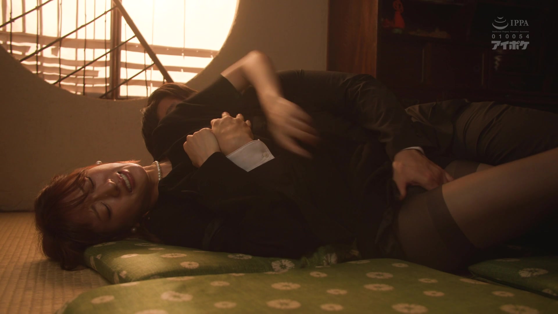 [IPZZ-012] 美しき未亡人 裏切りの孕ませレ×プ 夫の遺影の前でクズ同僚に何度も何度もイカされ中出しされてしまった私 希島あいり - 1of5